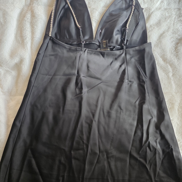 Elegant Black Satin HOUSE OF HARLOW DRESS with Crystal Size 6 - Picture 10 of 14